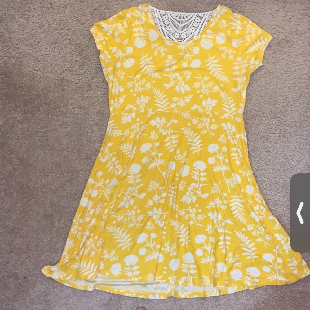 Super soft yellow floral dress 👗 🌻 - Picture 3 of 6